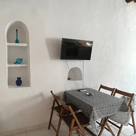 Neoclassical Apartment, Chora דירה *