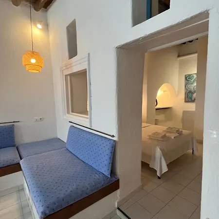 Neoclassical Apartment, Chora דירה