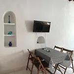 Neoclassical Apartment, Chora Apartman *