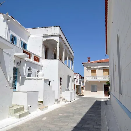 Neoclassical Apartment, Chora شقة